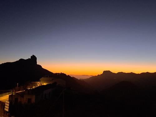 vistas a la puesta de sol sobre las montañas en Terraza Sol y Niebla en Tejeda