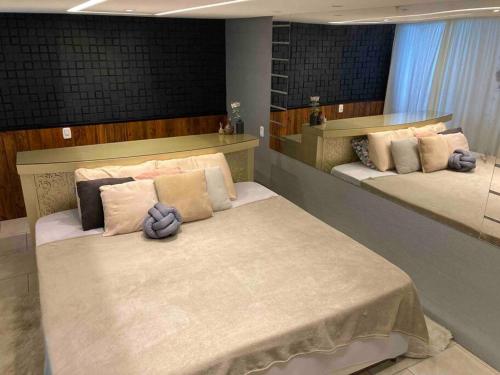 sypialnia z 2 łóżkami i fioletowymi poduszkami w obiekcie Apartamento Júnior w mieście Canela