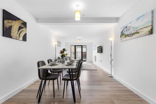 a dining room with a table and chairs at Three Bedroom In Heart Of Central London MR4 in London
