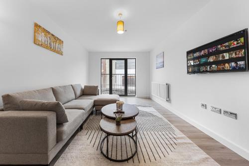 a living room with a couch and a table at Three Bedroom In Heart Of Central London MR4 in London