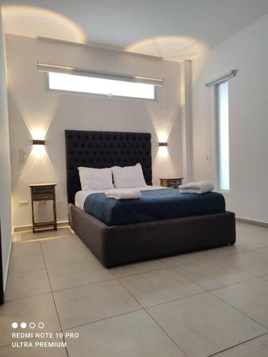 een slaapkamer met een groot bed en een blauwe deken bij Departamento nuevo en Cholula, Puebla 111 in Cholula