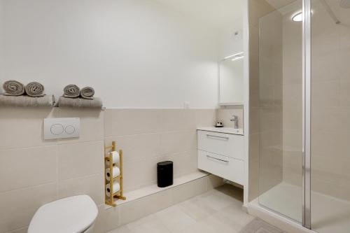 Bilik mandi di La Résidence Alpha Viroflay 201 - 1 chambre - 4 pers