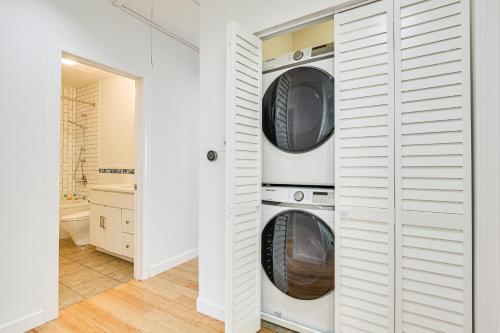 eine Waschküche mit 3 Waschmaschine und Trockner in der Unterkunft Bright Chicago Home with Backyard Less Than 5 Mi to Downtown in Chicago
