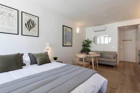 um quarto com uma cama grande e uma sala de estar em Moderno Estudio Junto al Metro República HOM em Santiago