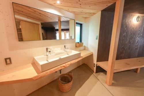 W łazience znajduje się umywalka i lustro. w obiekcie Iyasaka - Vacation STAY 15993 w mieście Asuka