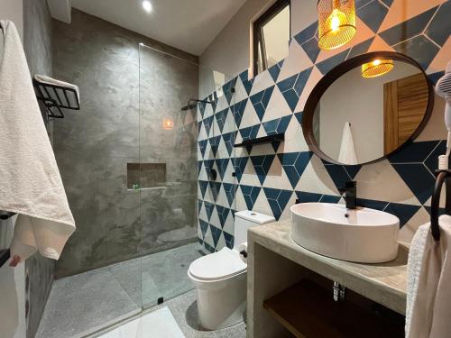 Bilik mandi di Rooms Zicatela