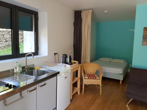 Photo de la galerie de l'établissement Agréable studio proche lac avec terrasse, à La Balmette