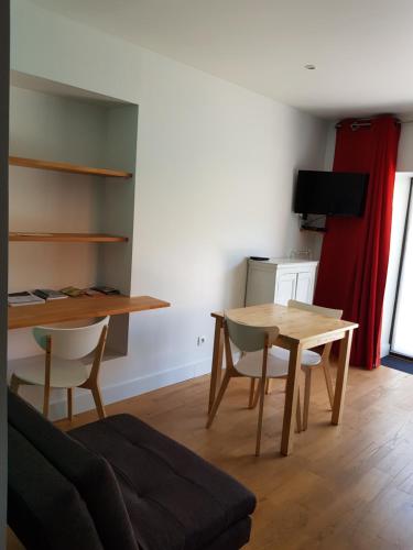 Photo de la galerie de l'établissement Agréable studio proche lac avec terrasse, à La Balmette