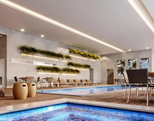 una piscina in un hotel con sedie e tavolo di Apto - Enjoy Water Park São Pedro a São Pedro