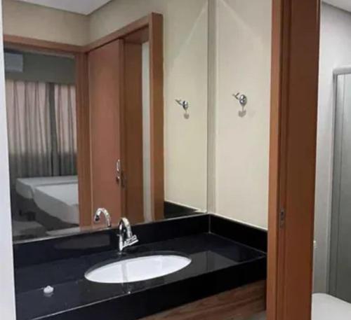 łazienka z umywalką i dużym lustrem w obiekcie Apto - Enjoy Water Park São Pedro w mieście São Pedro