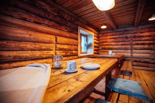 een houten kamer met een tafel in een blokhut bij Peipsi Ranna in Ranna