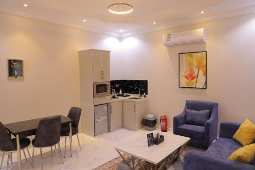 ein Wohnzimmer mit einem Sofa und einem Tisch in der Unterkunft HOLIDAy فاملي الطائف in Ta'if