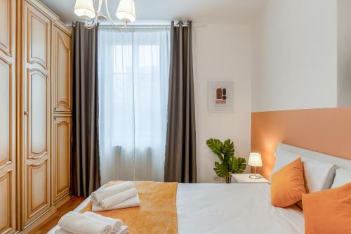 ミラノにある"Suite Elegance Brera"の大きな白いベッドと窓のある寝室