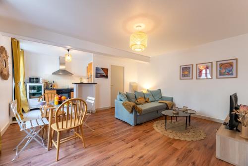 un salon avec un canapé et une table dans l'établissement 