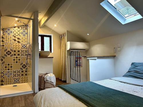 - une chambre avec un lit et une douche dans l'établissement Petite maison atypique à Nice, à Nice