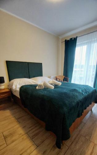 una camera da letto con un letto con due asciugamani sopra di Rezydencja Korab a Międzyzdroje
