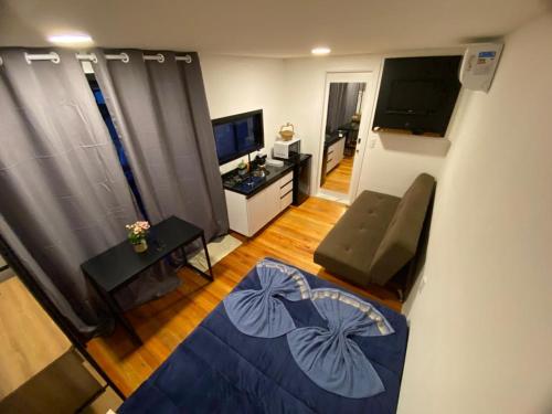 een woonkamer met een televisie vanuit de lucht bij Cabanas Loft Paraíso in Gramado