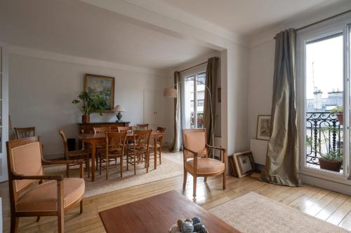 un salon avec une table et des chaises dans l'établissement Appartement Apalta - Welkeys, à Paris