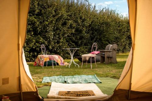 Κήπος έξω από το The Follies Glamping
