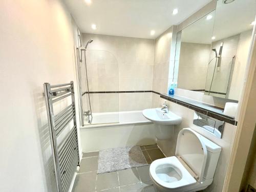 uma casa de banho com um WC, um lavatório e um chuveiro em London 2Bedrooms 2Bathrooms, Balcony, Parking, Lovely South Woodford em Londres