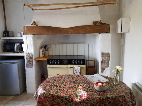 una camera da letto con un letto e un cesto di frutta; di Traditional Irish Thatched Cottage a Florencecourt