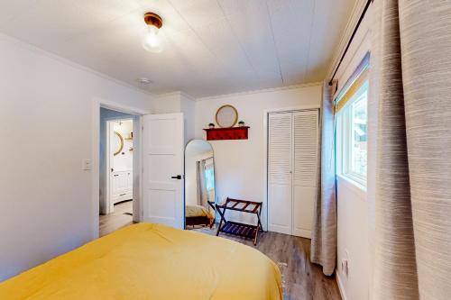 a bedroom with a yellow bed in a room at Black Feather Lodge in Lake Arrowhead