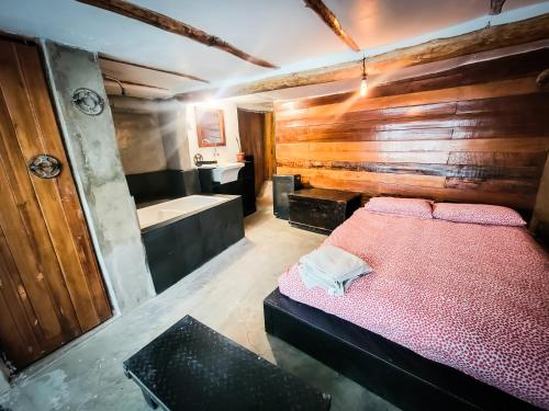 Un pat sau paturi într-o cameră la Wolf Totem Studio Loft