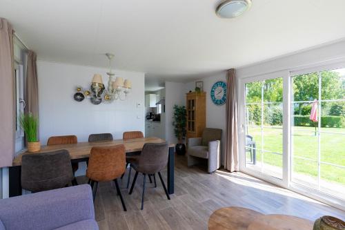 een eetkamer met een tafel en stoelen bij Chalet Plantlust in Veere