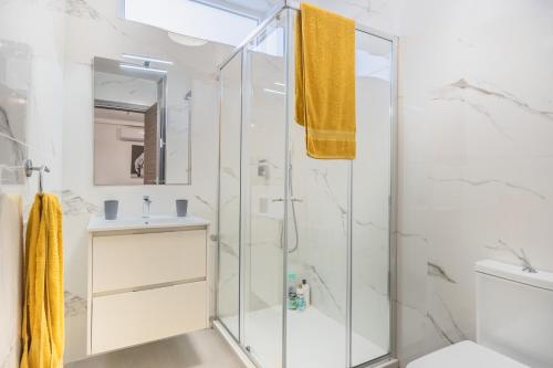 een badkamer met een douche en een wastafel bij Msida Park Residence C5 in Msida