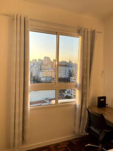 ein Fenster mit Stadtblick in der Unterkunft Apartamento com vista espetacular na Cidade Baixa in Porto Alegre