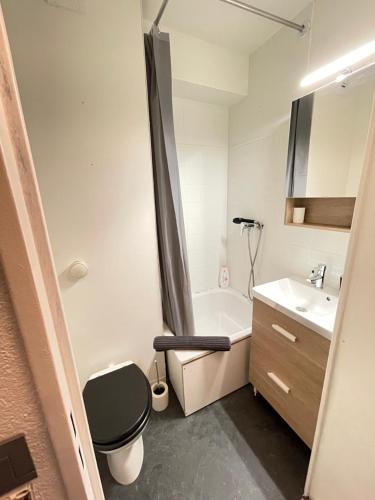 une petite salle de bain avec toilettes et lavabo dans l'établissement T2D Apartment - Suite UR proche Disneyland Paris, à Bussy-Saint-Georges