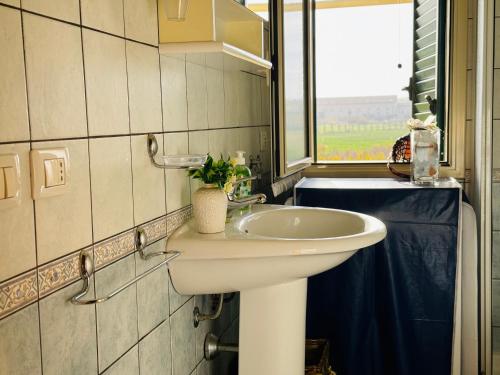 a bathroom with a sink and a window at Casa Orchidea Altera in Marzamemi
