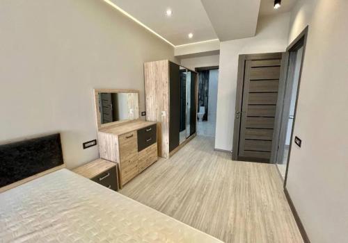 1 dormitorio con 1 cama, vestidor y puerta en Gregori Home of Silence 2 