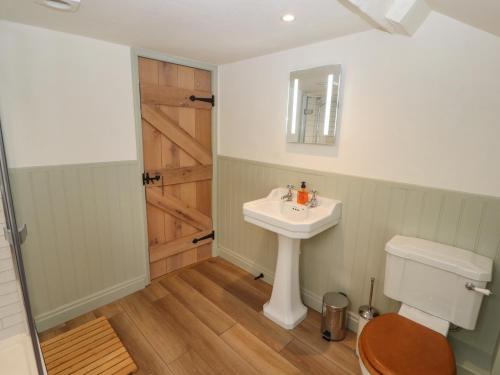 een badkamer met een wastafel en een toilet bij Cobble Cottage in Keswick