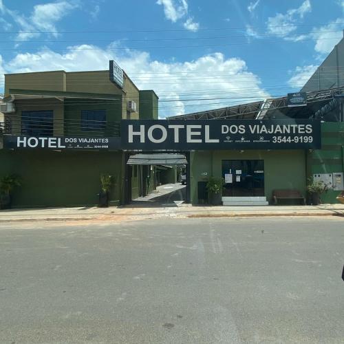 un edificio de hotel con un cartel que lee hotel dos valientes en Hotel dos viajantes, en Sorriso