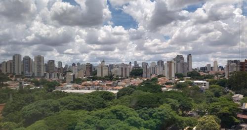 a cityscape of a city with tall buildings and trees at Flat com Sacada - Região Ibirapuera próximo vários Hospitais e UNIFESP in Sao Paulo