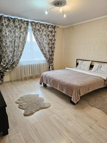 1 dormitorio con cama y ventana grande en Decebal 2, en Chişinău