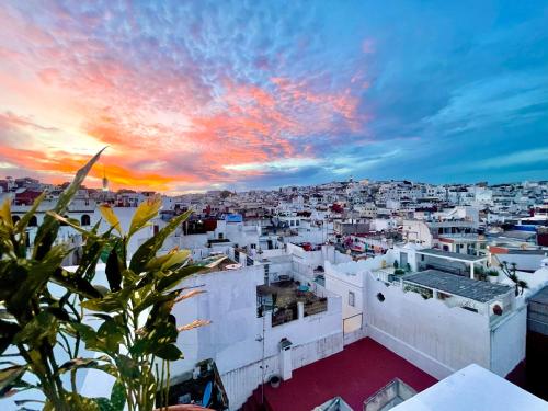 Blick auf eine Stadt bei Sonnenuntergang in der Unterkunft Socco Hostel in Tangier