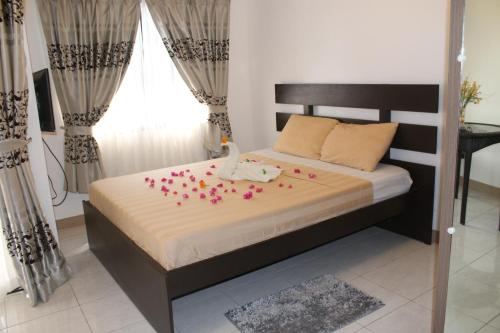 Un dormitorio con una cama con flores. en Anahaw Studio Suites, en Boracay
