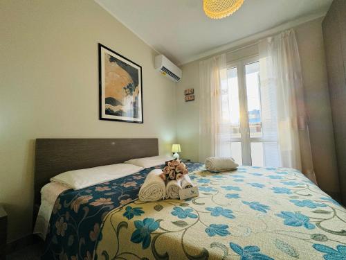 マルツァメミにあるCasa vacanza "Orchidea"のベッドルーム1室(テディベア付きのベッド1台付)