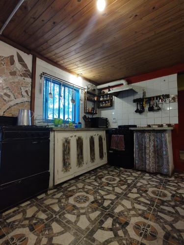 Kuchyň nebo kuchyňský kout v ubytování Onda Verde Hostel