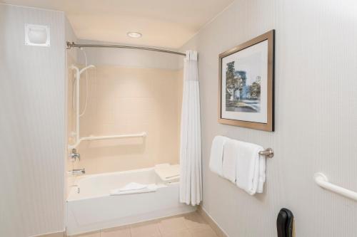 Collegeville的住宿－費城瓦利福奇學院村萬怡酒店，设有带浴缸和淋浴的浴室。