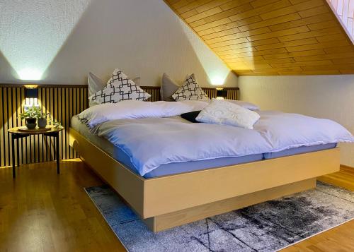 1 dormitorio con 1 cama grande y techo de madera en Fewo-zum-Nussbaum - Mosel 2, en Schweich
