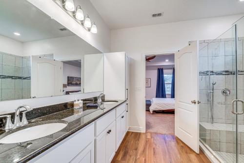 Ένα μπάνιο στο Brooksville Home about 12 Mi to Cabot Citrus Farms