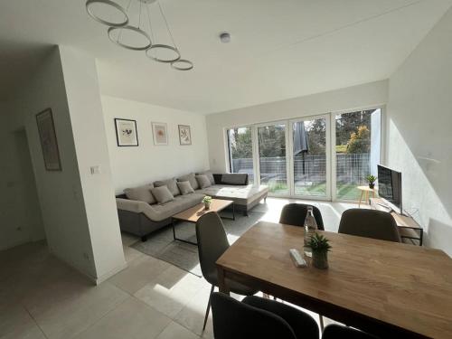 - un salon avec une table et un canapé dans l'établissement 3 ZW 95 m2 Neubau Kostenlos Parkplatz im Hof, à Kitzingen