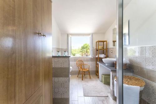 bagno con lavandino e servizi igienici in camera di ClickSardegna Villa dei Limoni with pool close to the beach a Fertilia