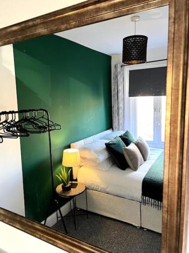 Un pat sau paturi într-o cameră la Green Suite - Central Reading - Relocators - Work