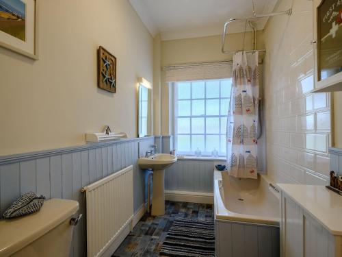 uma casa de banho com um lavatório e uma janela em Hampsire House em Cromer