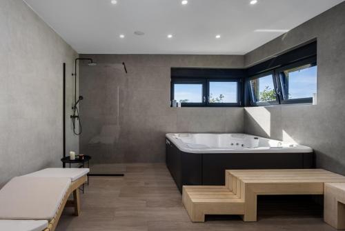 Bathroom sa Casa Cielo, new modern villa with outdoor pool