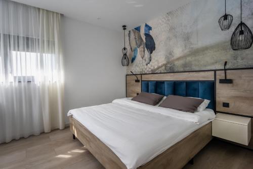 Ένα ή περισσότερα κρεβάτια σε δωμάτιο στο Casa Cielo, new modern villa with outdoor pool